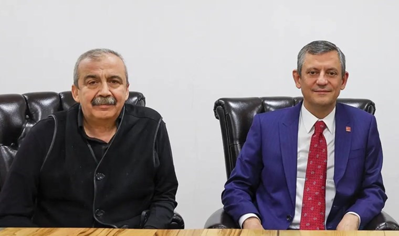 ozgur-ozelden-sirri-sureyya-onder-icin-mesaj-omrunu-baris-yolunda-harcadigina-sahidiz-EFySPQjh.jpg