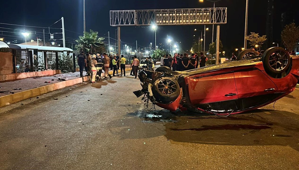 kaldirimda yuruyen yayalara carpti 3 olu 3 yarali njO1nLT1