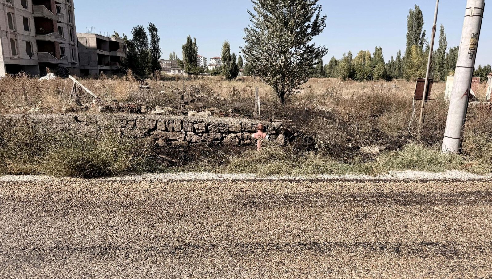 otlari yakmak isterken alevlerin arasina dustu QT6TntQf