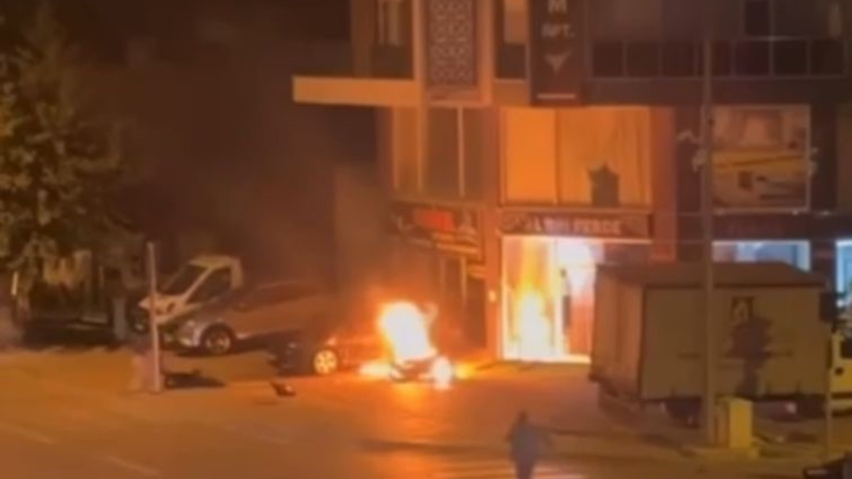 burdurda kaza yapip yanan motosikletin surucusunu alevlerden cekip aldi DmmCS4ft.jpg