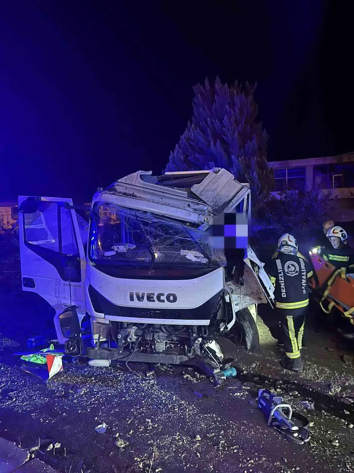 denizlide yagis nedeniyle kamyonet kazasi surucu agir yarali Shkm7ube.jpg