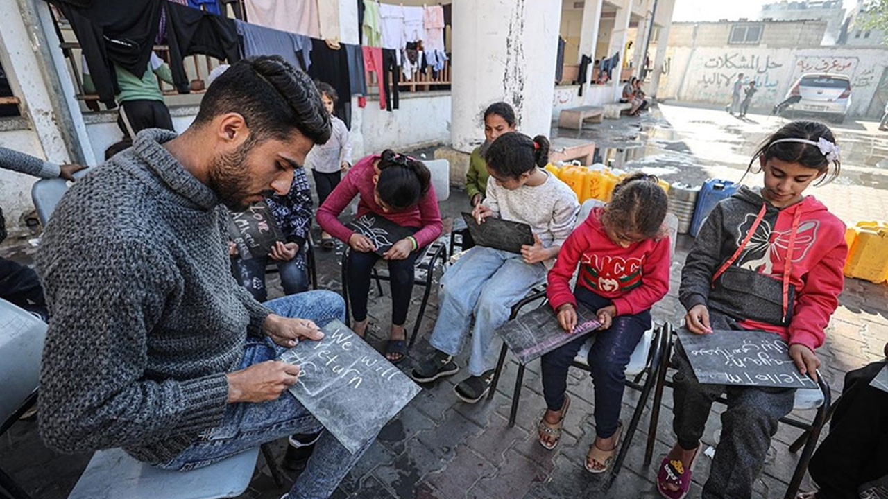 gazzede iki yil aradan sonra ders zili caldi tum zorluklara ragmen ogrenmeye devam edecegiz 7FPwGC7t.jpg