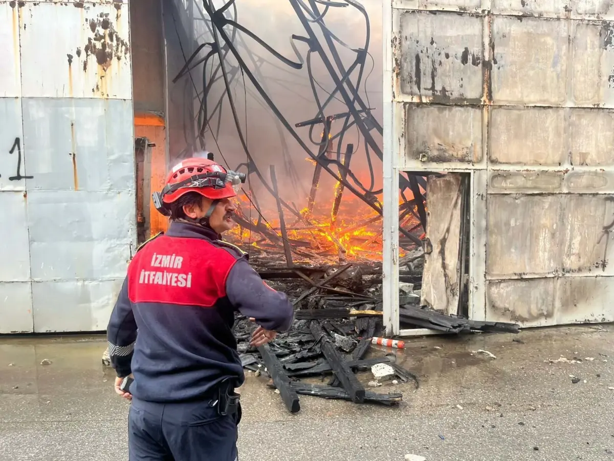 izmirde depo yangini kontrol altina alindi ANN7v6vU