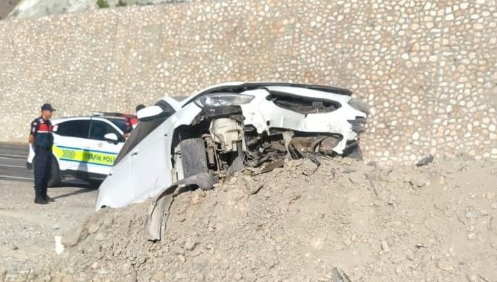 kontrolden cikan arac toprak yiginina carpti I5IhAeLv