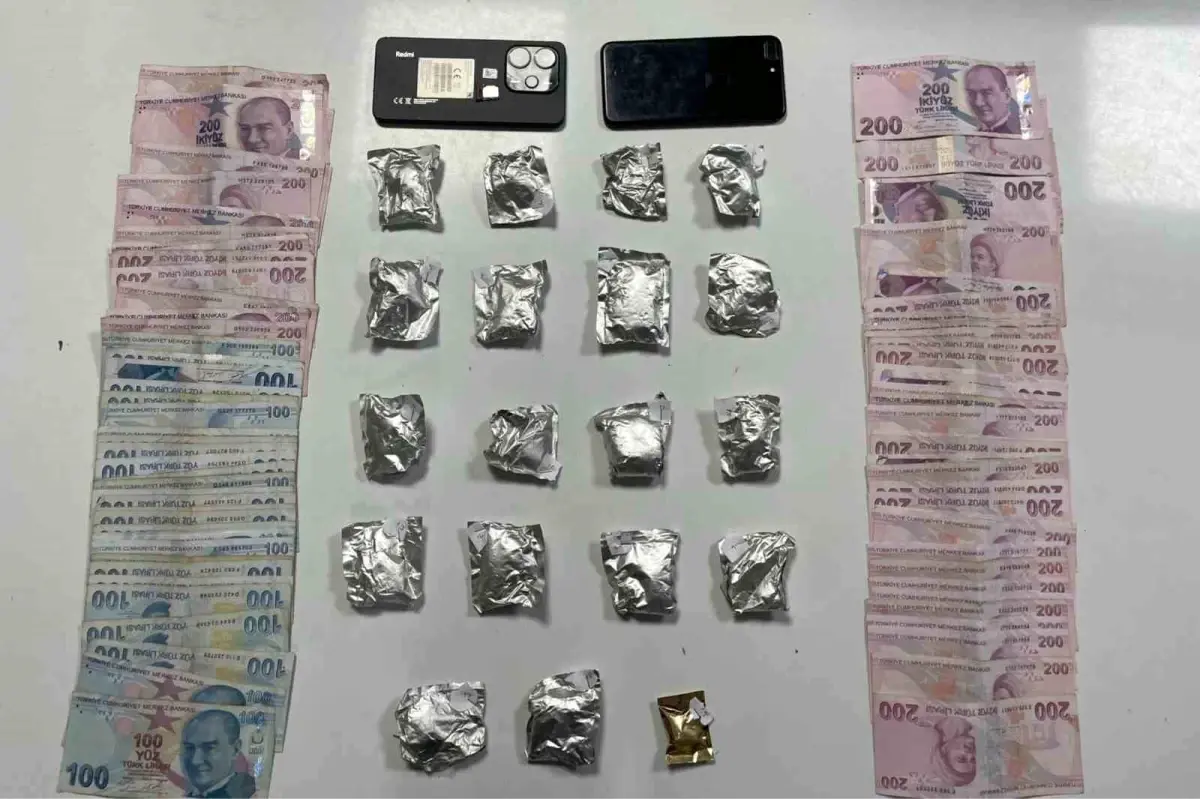 sislide polis uygulamasinda uyusturucu ve para ele gecirildi 3lUUu3tc.jpg