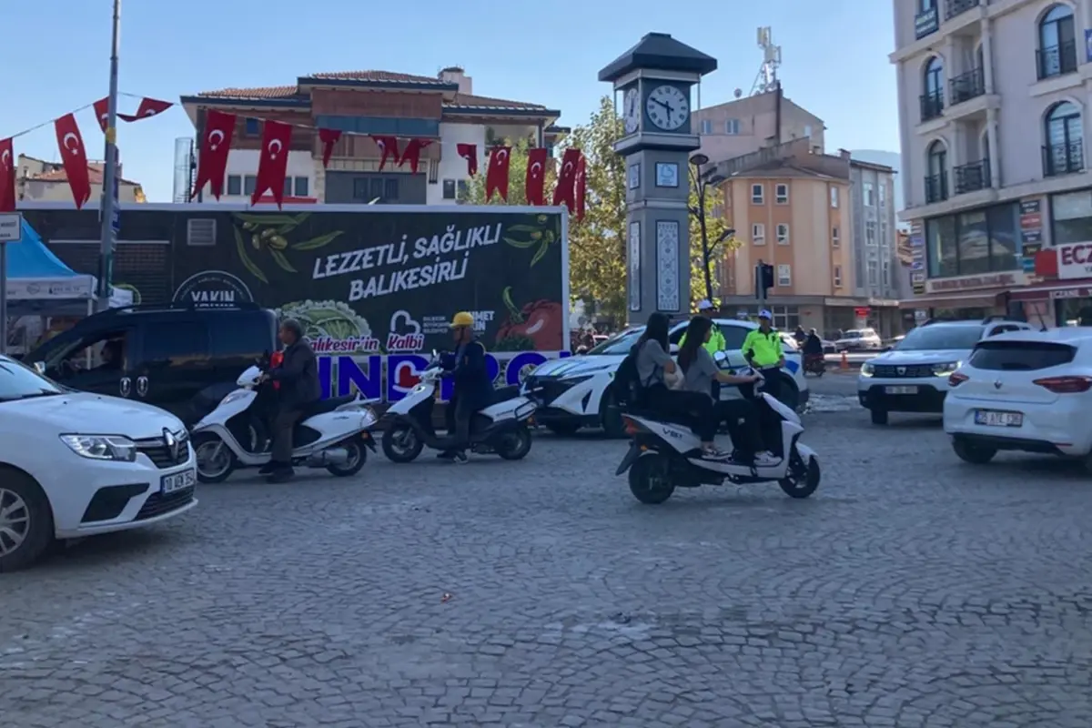 surekli depremle sarsilan sindirgiya acil uyari kirik ilerliyor BFVfFNGN.jpg