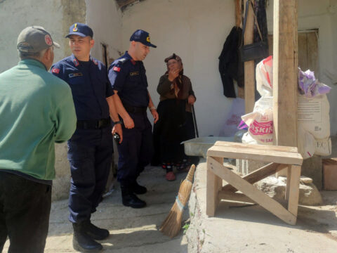 Yozgat’ta yaşlı kadına jandarma sahip çıktı