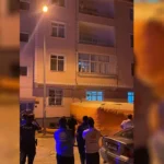 Evinin balkonundan atlamak isteyen sahsi polisler ikna etti k4wLAOfE